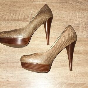 GUESS  Wooden platform heels. 8.5